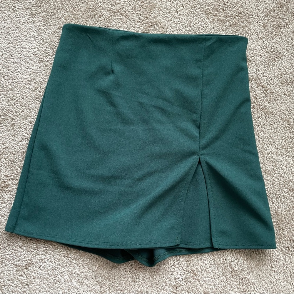 Windsor Chic Crepe Hunter Green Mini Skort with Front Off-Center Slit